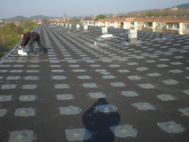 Abdichtung von PVC-Dächern mit Flüssigkunststoff